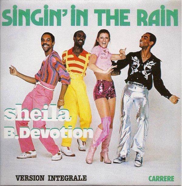 sheila is singing in front of the class artinya
